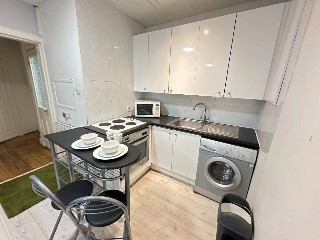Flat Murdoch Terrace in City of Edinburgh