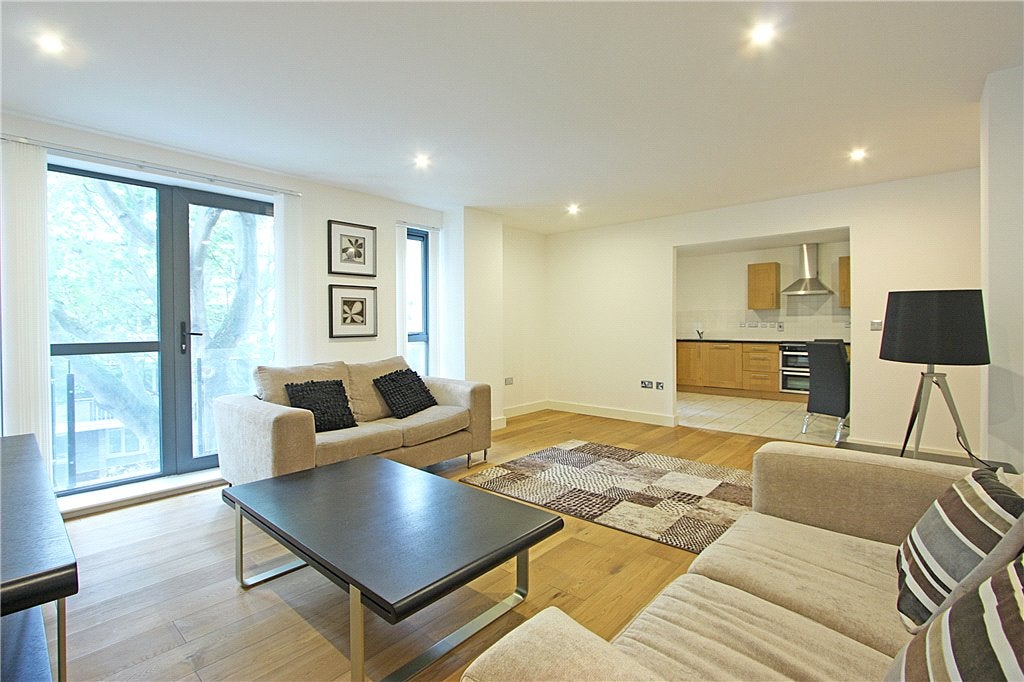 Flat Long Lane in Greater London