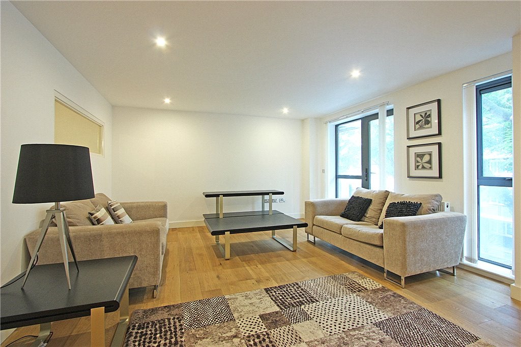 Flat Long Lane in Greater London