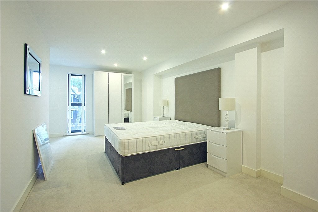Flat Long Lane in Greater London