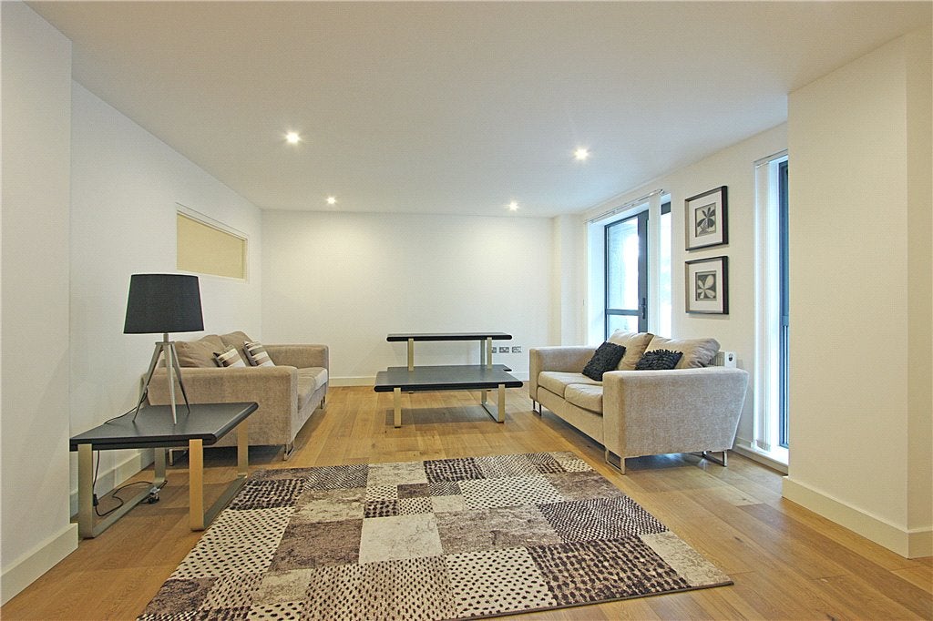 Flat Long Lane in Greater London