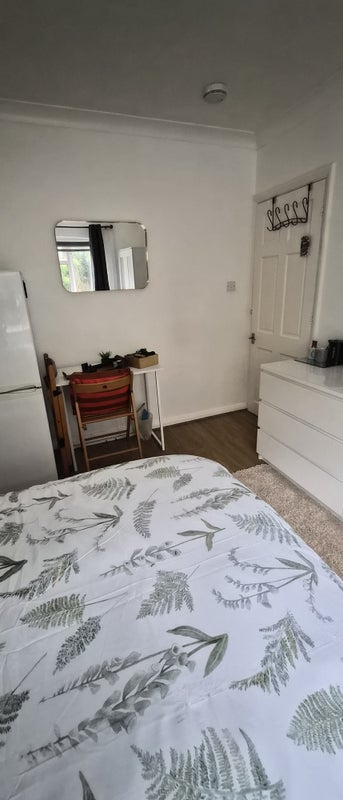 Room Cromer Road in Greater London