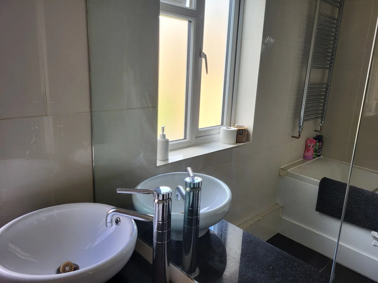 Flat Askew Crescent in Greater London
