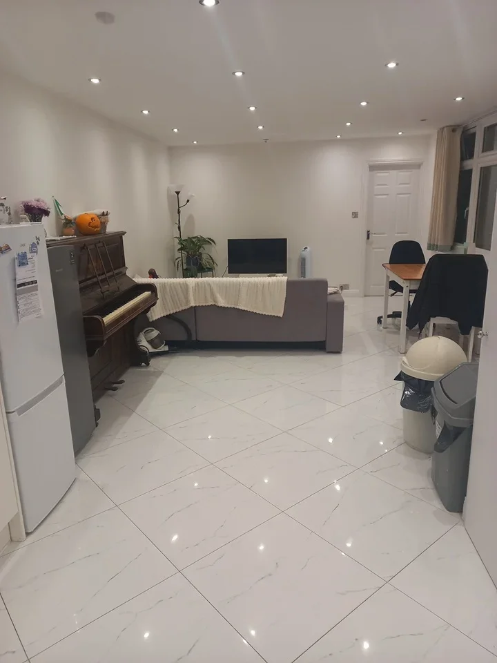 Room Dingley Lane in Greater London