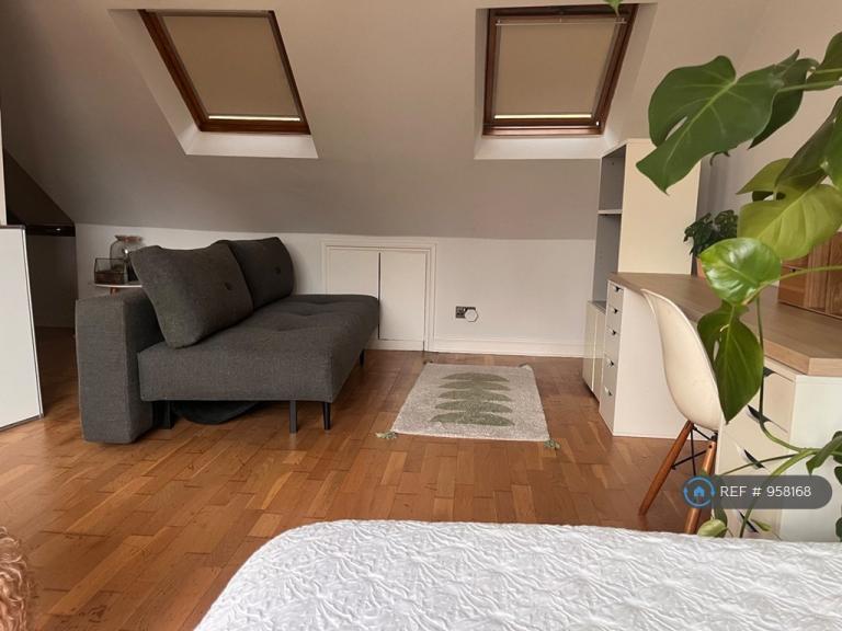 Room Sylvester Road in Greater London