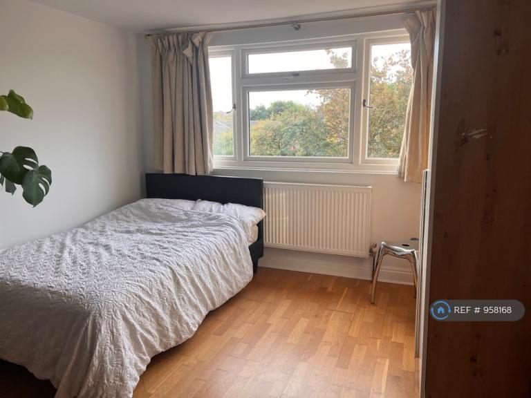 Room Sylvester Road in Greater London