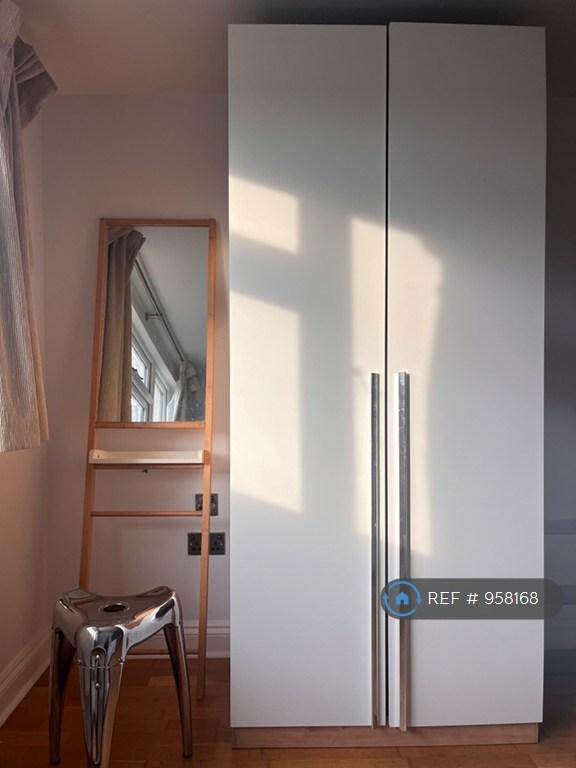 Room Sylvester Road in Greater London