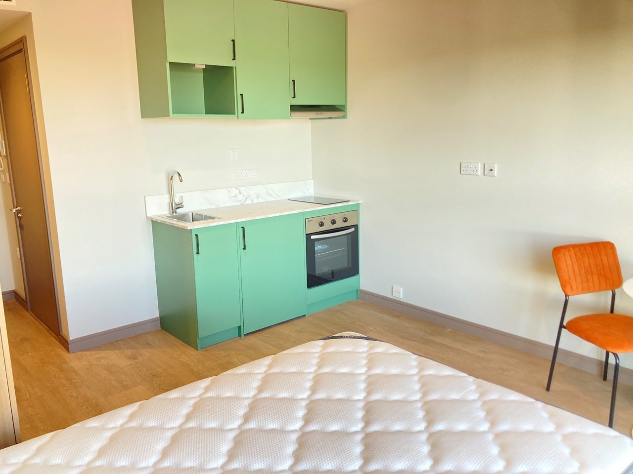 Flat Victoria Road in Greater London
