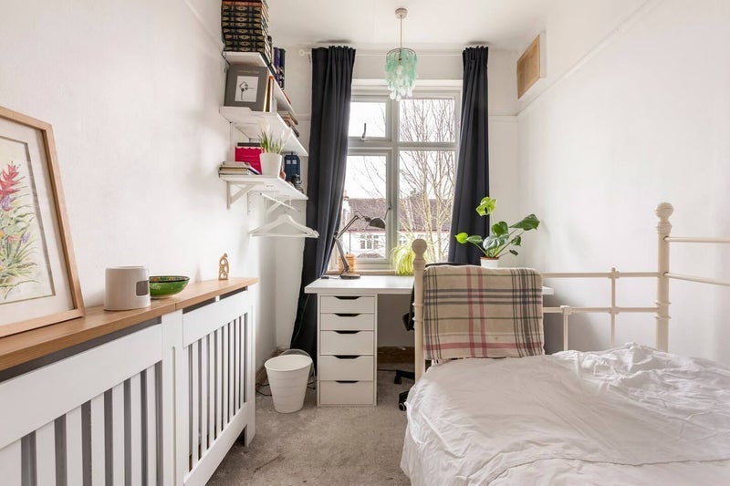 Room Chestnut Road in Greater London