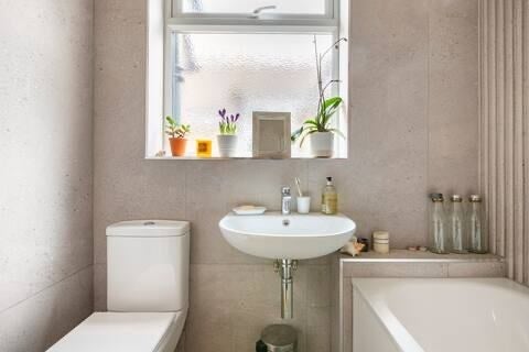 Room Chestnut Road in Greater London