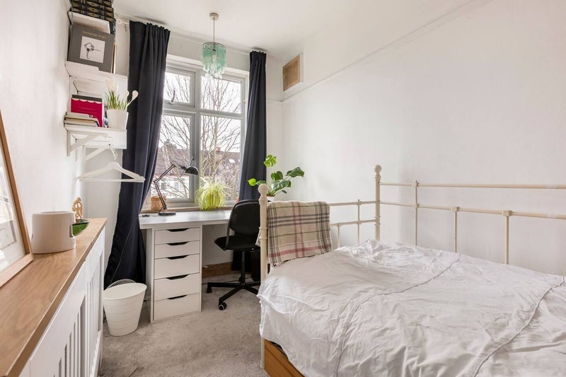 Room Chestnut Road in Greater London
