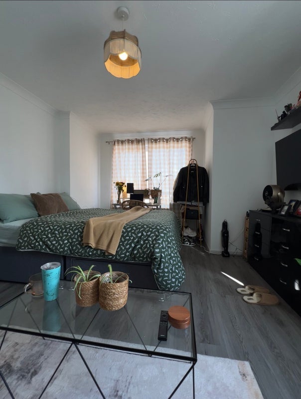 Room Rolls Road in Greater London