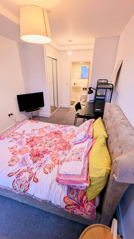 Room Dilhorne Close in Greater London