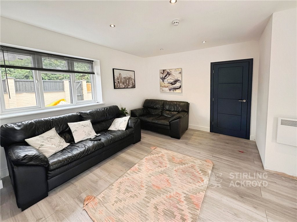 Room Burgoyne Road in Sunbury-on-Thames