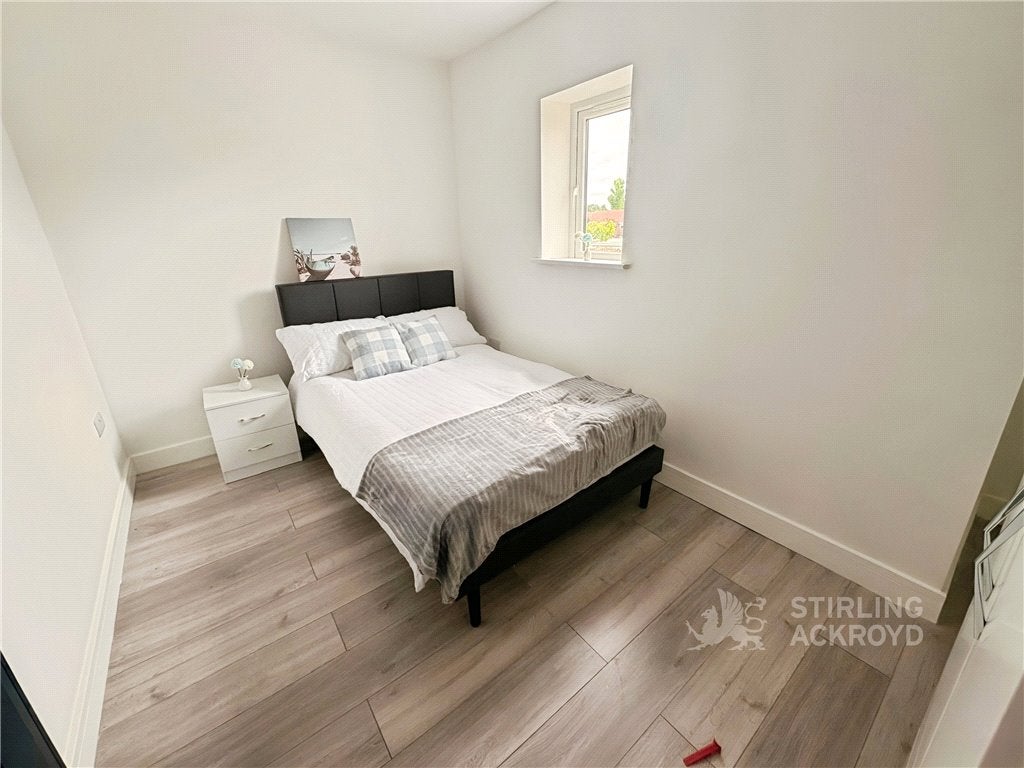 Room Burgoyne Road in Sunbury-on-Thames