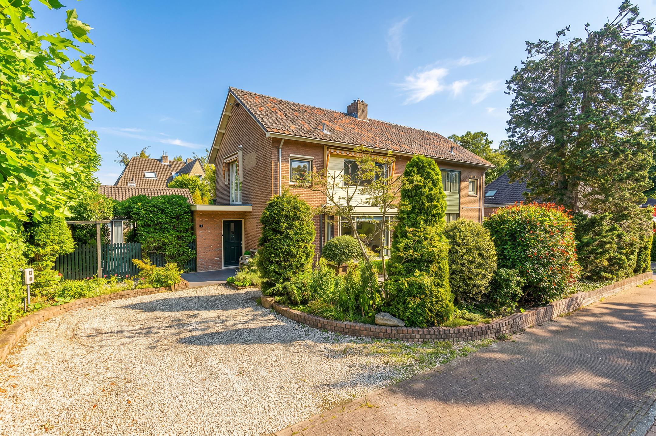 Huis Bachlaan 8 in Huizen