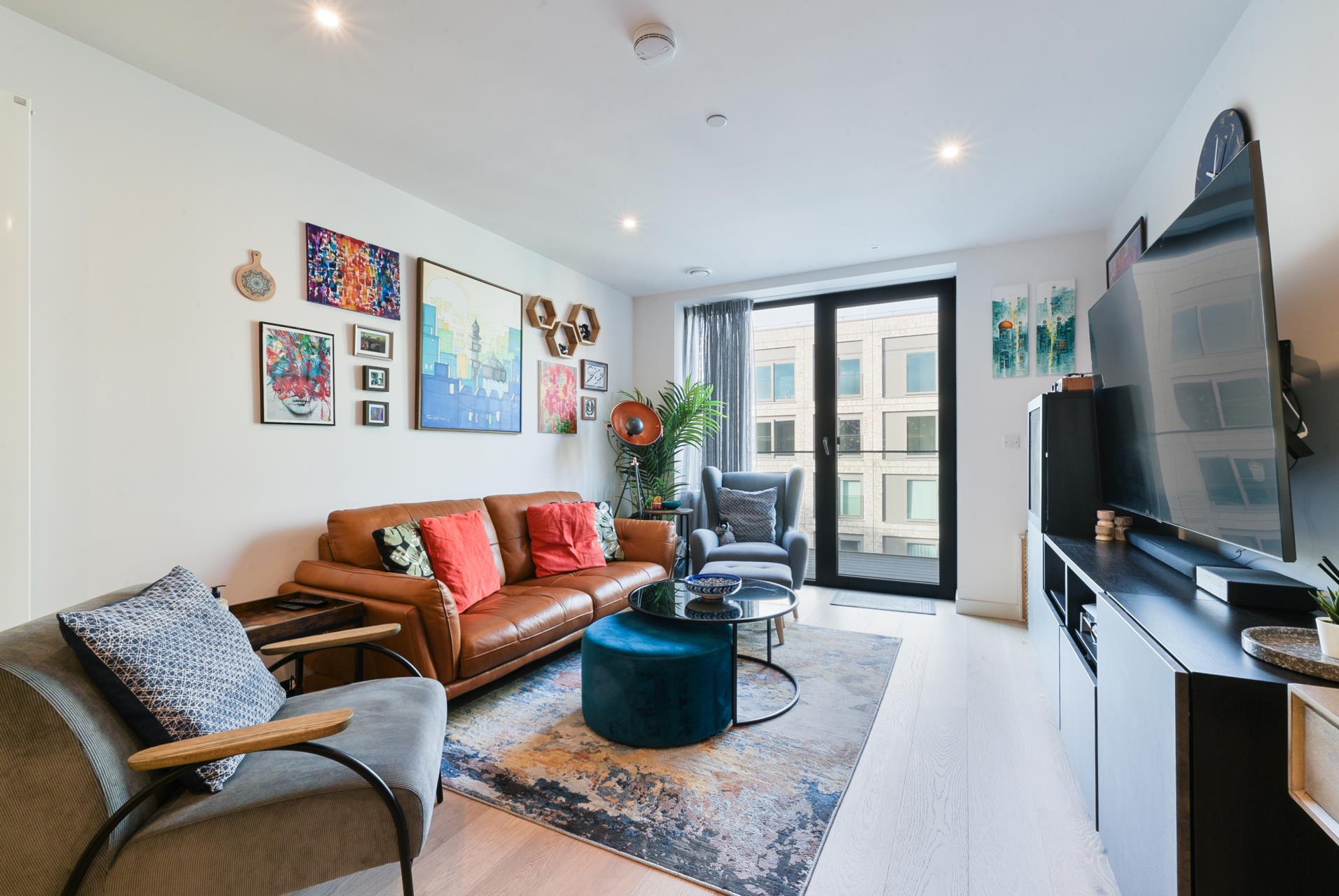 Flat Royal Crest Avenue in Greater London