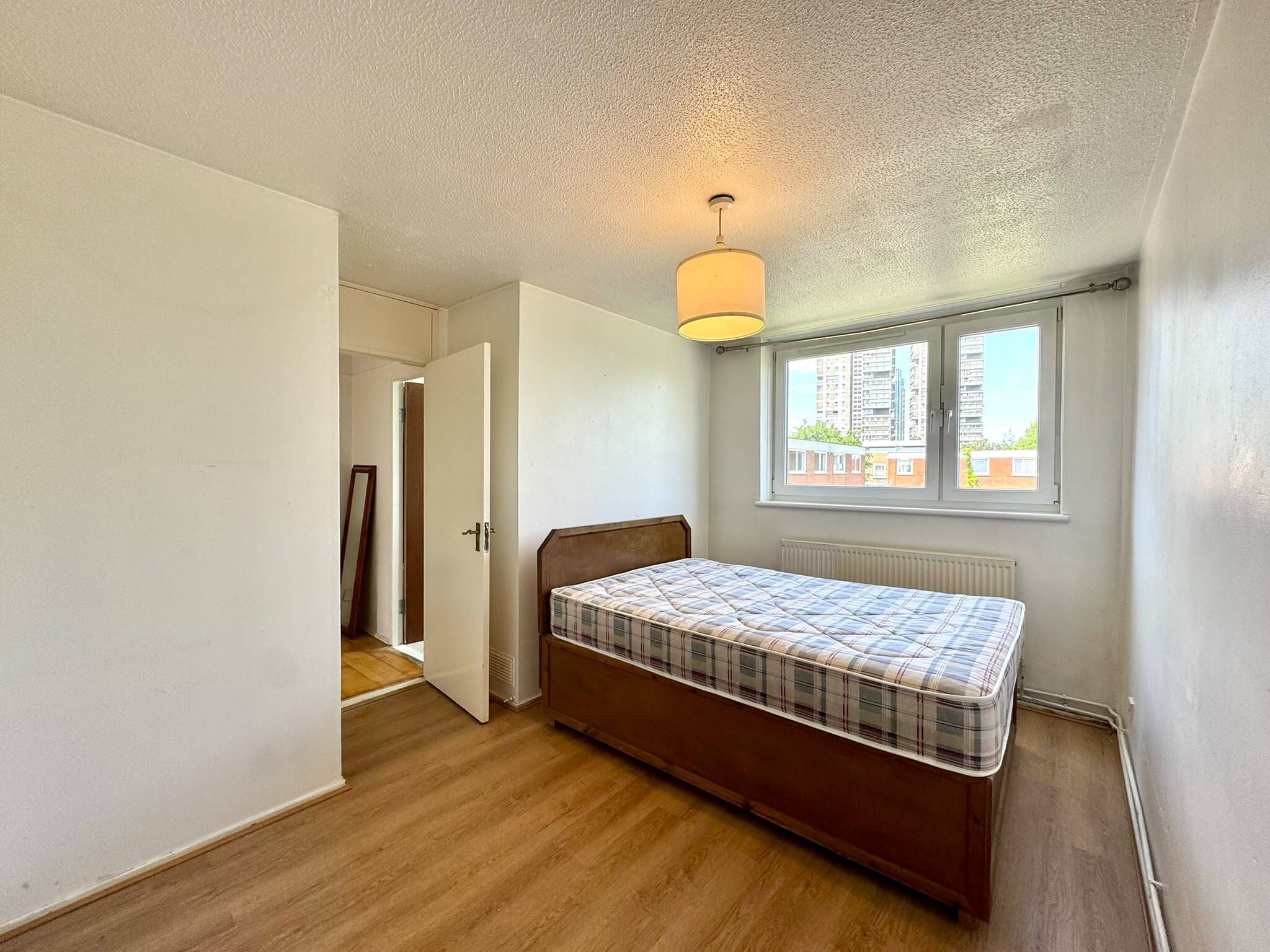 Flat Parkham Street in Greater London