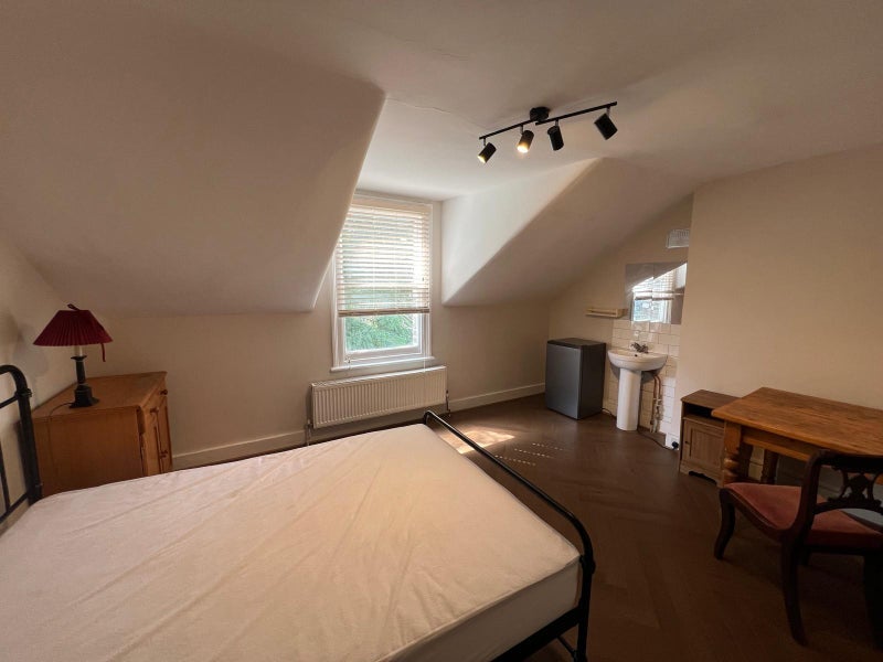Room Grange Park in Greater London