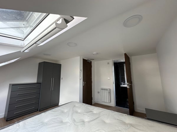 Flat Sutherland Road in London