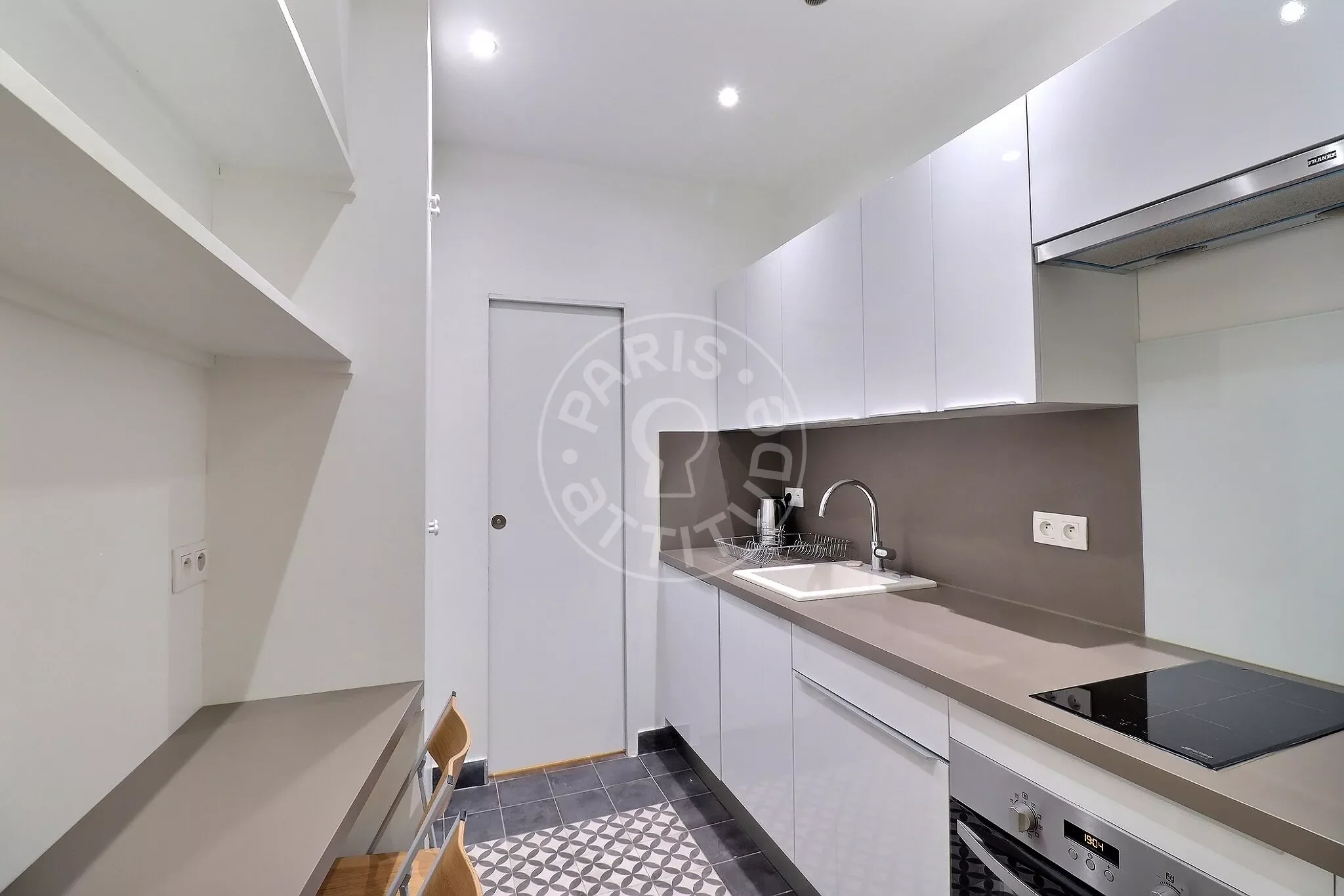 Flat Rue Pierre Demours in Paris