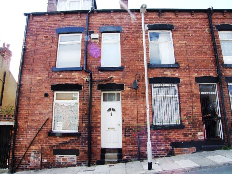House Woodview Place in Leeds