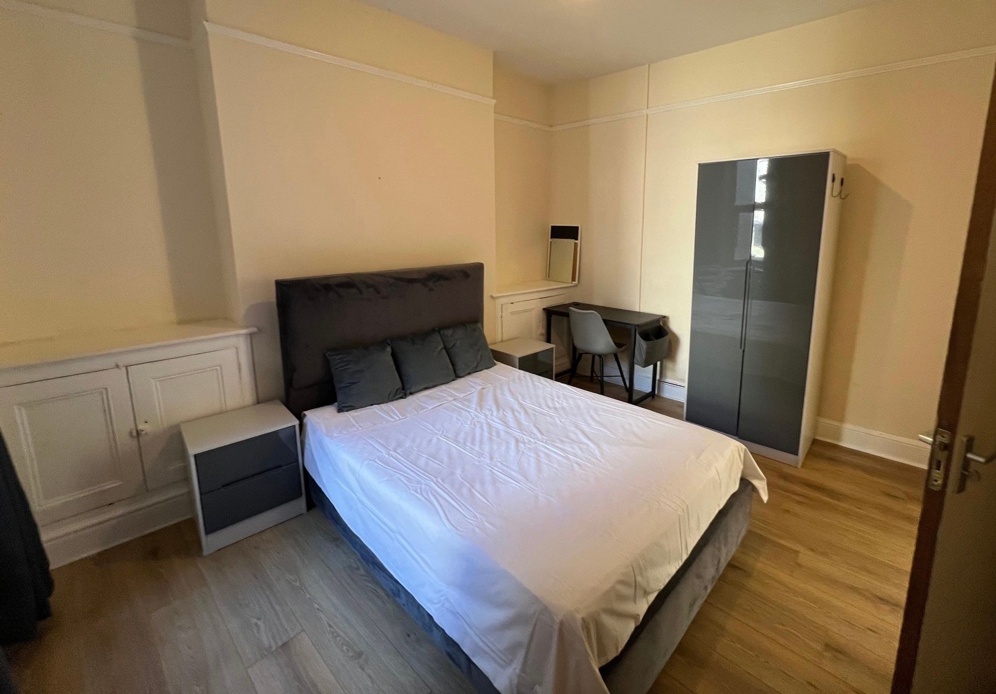 Flat Carlton Terrace in Swansea