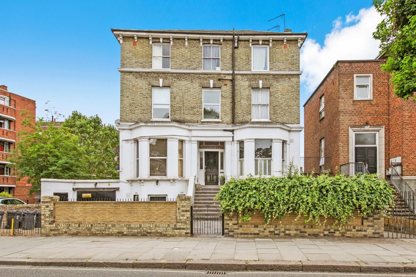 Flat Uxbridge Road in Greater London