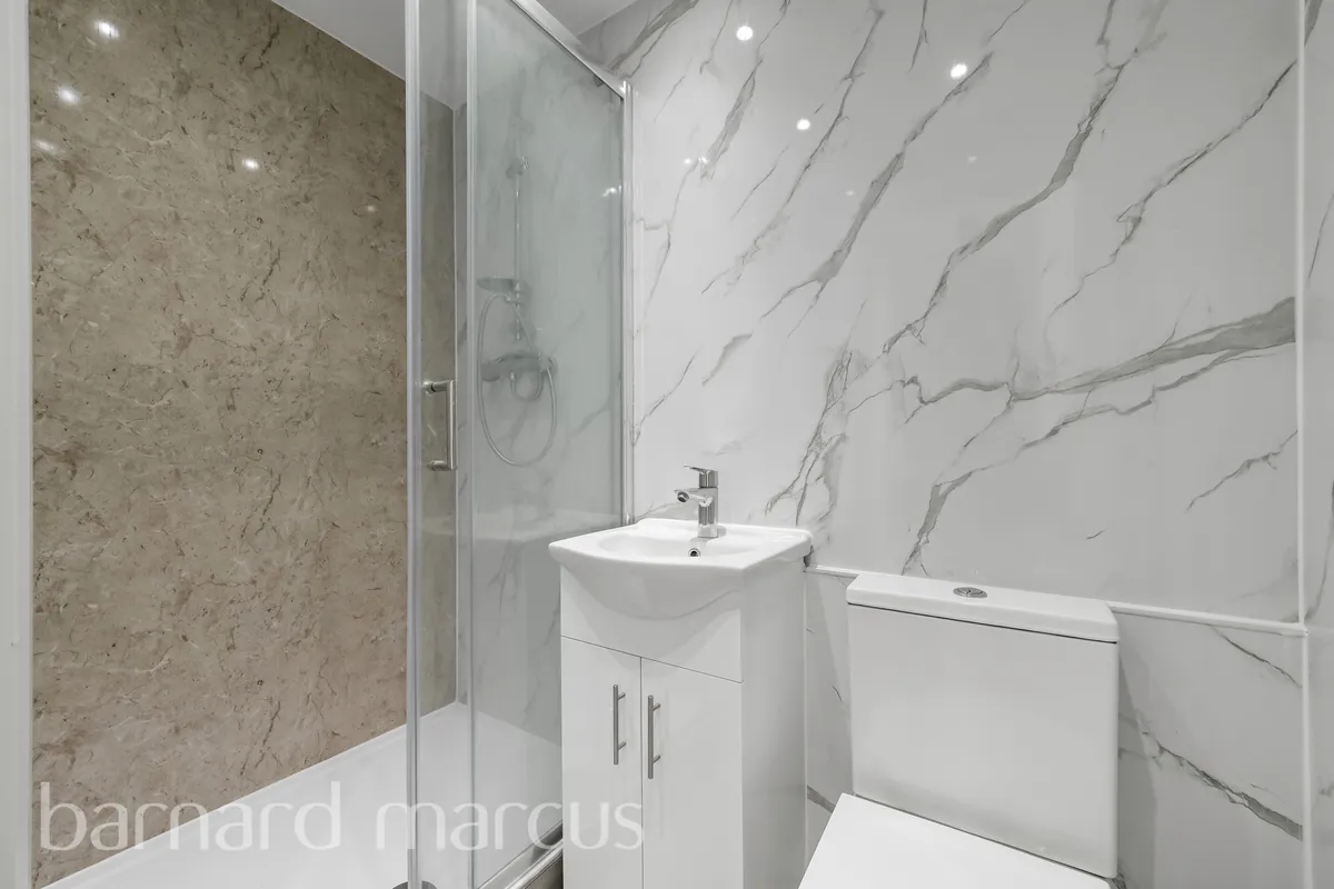 Flat Parkfield Road in Greater London