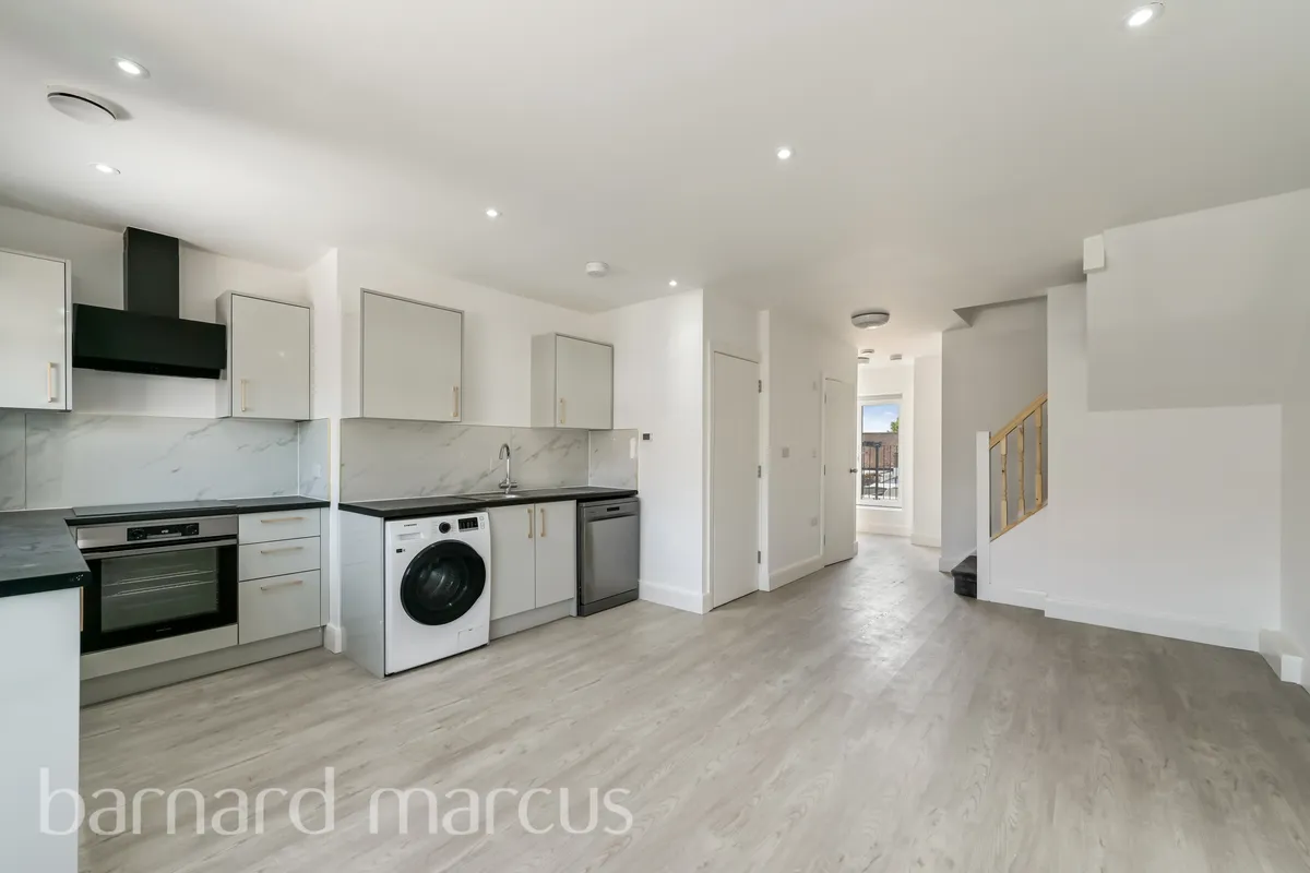 Flat Parkfield Road in Greater London