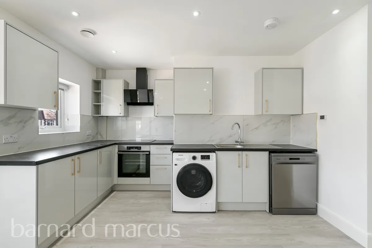 Flat Parkfield Road in Greater London