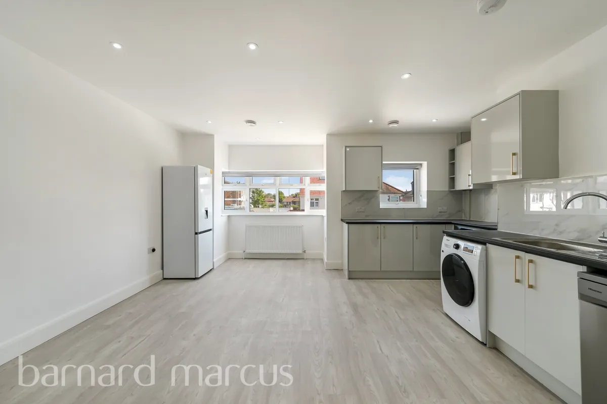 Flat Parkfield Road in Greater London