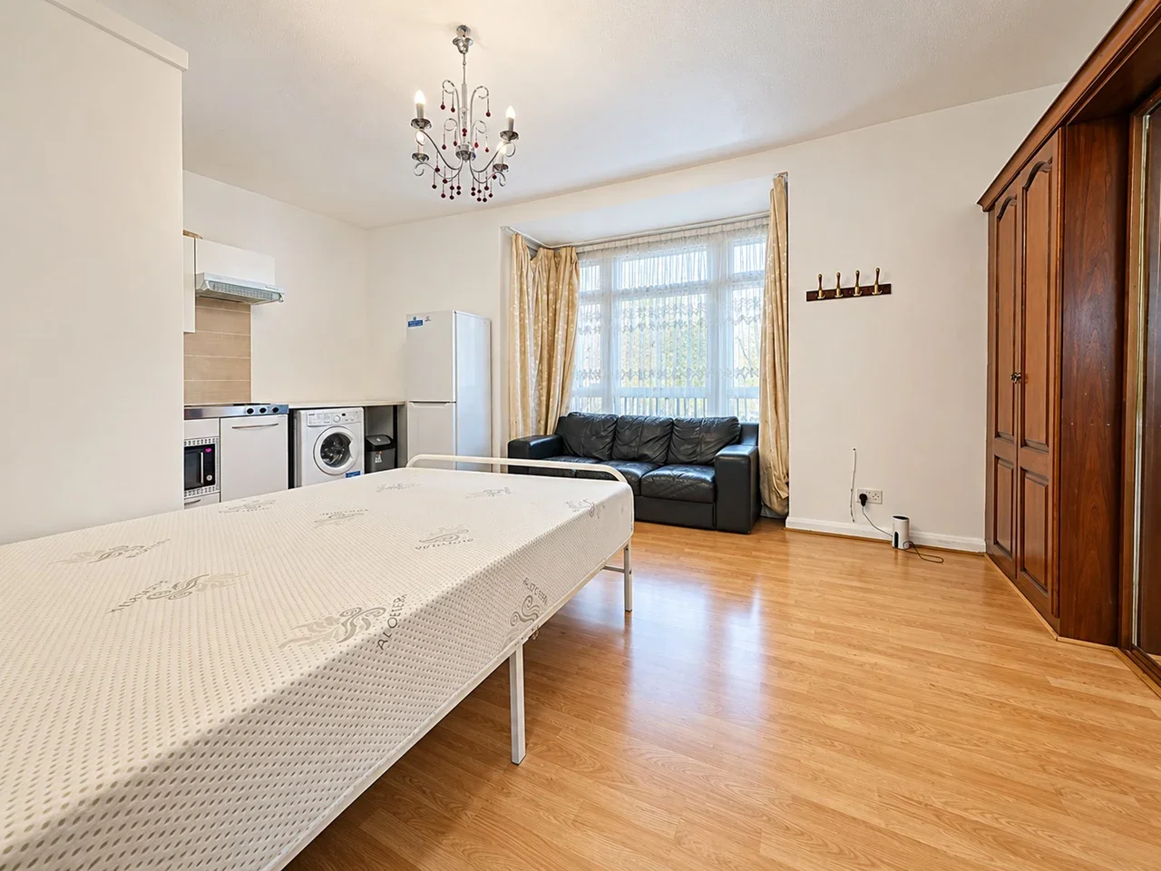 Flat Dunsmure Road in Greater London