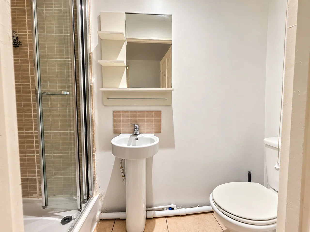 Flat Dunsmure Road in Greater London