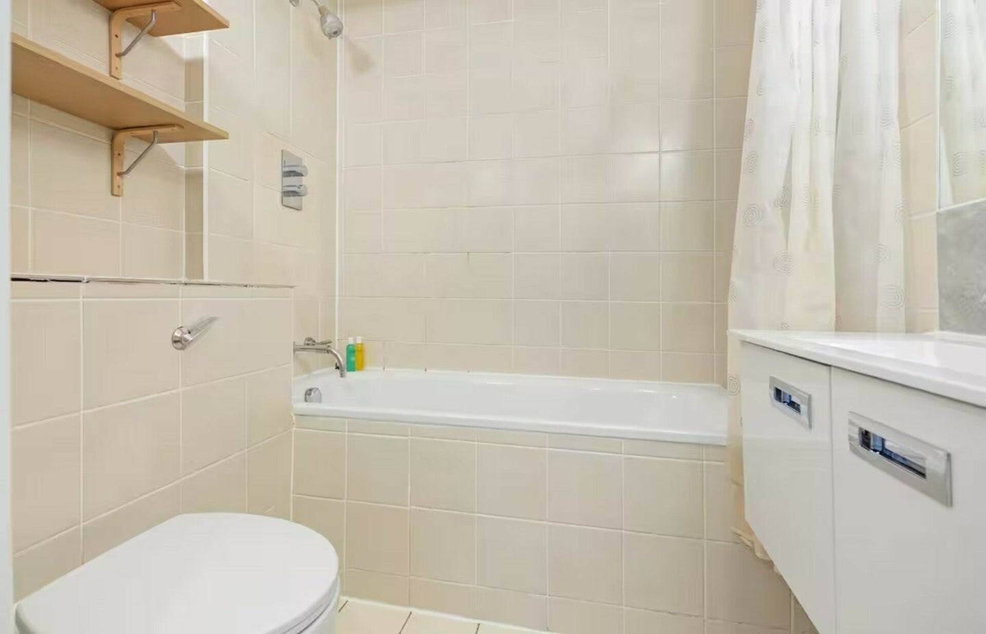 Flat Penywern Road in Greater London
