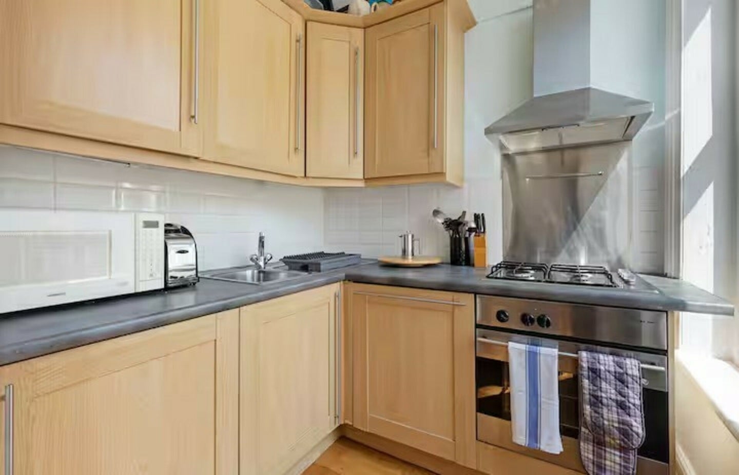 Flat Penywern Road in Greater London