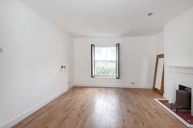 Flat Rosendale Road in Greater London