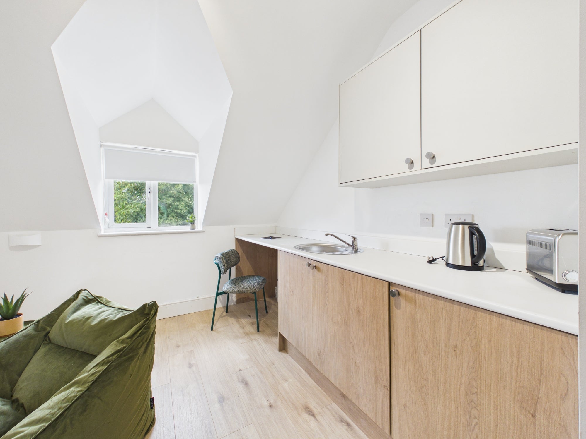 Room Tewkesbury Road in Gloucester