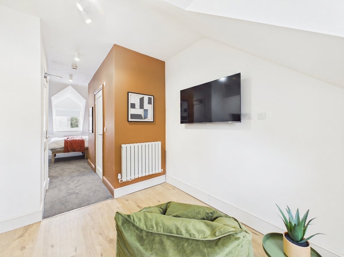 Room Tewkesbury Road in Gloucester