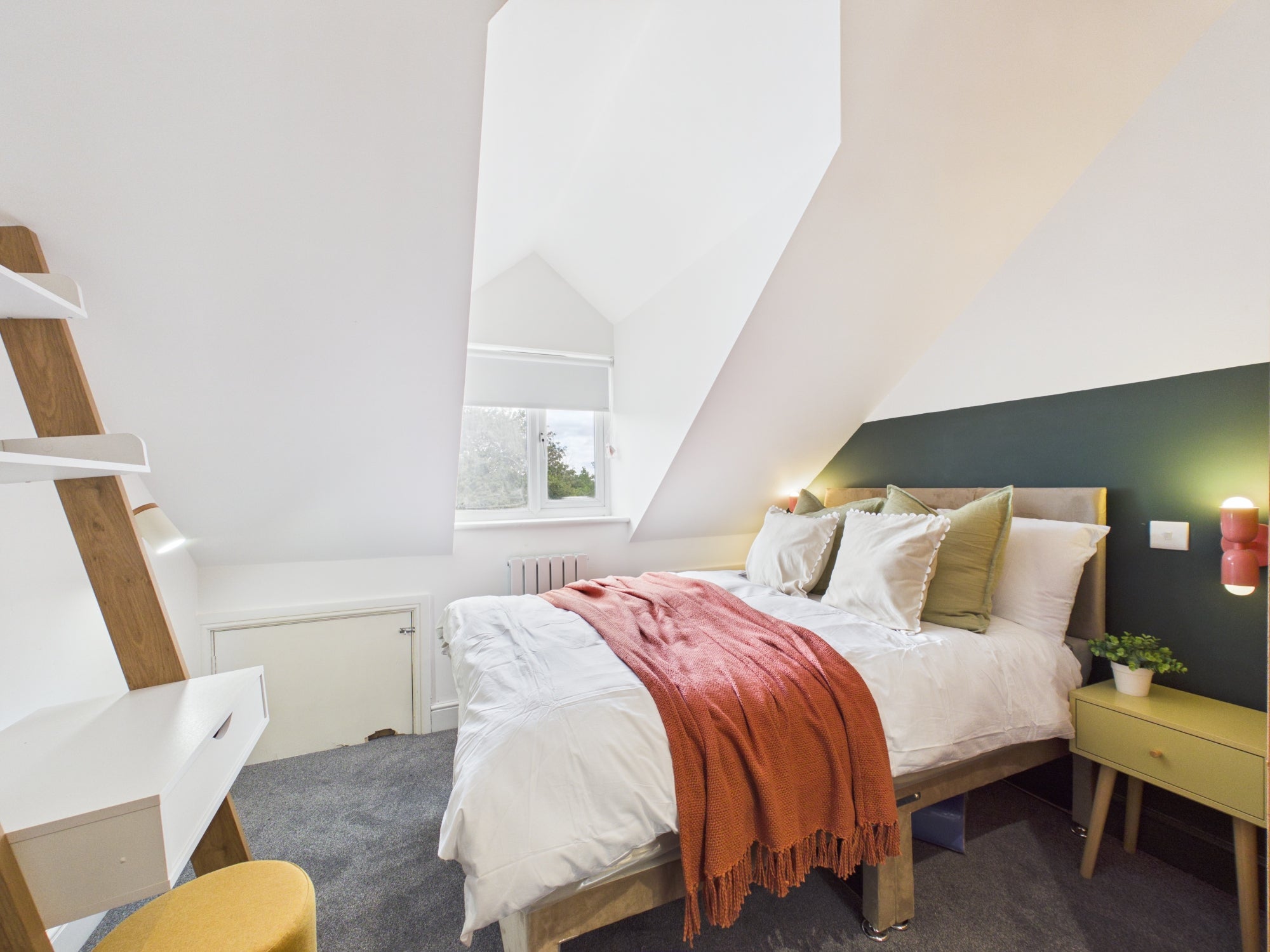 Room Tewkesbury Road in Gloucester