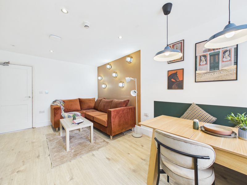 Room Tewkesbury Road in Gloucester