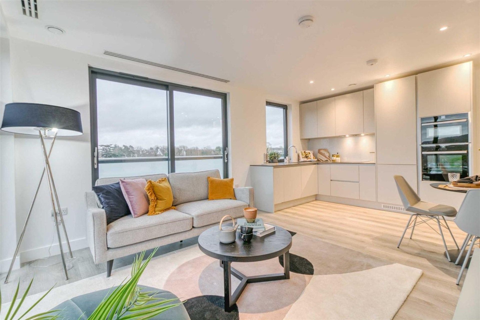 Flat Wickliffe Avenue in Greater London
