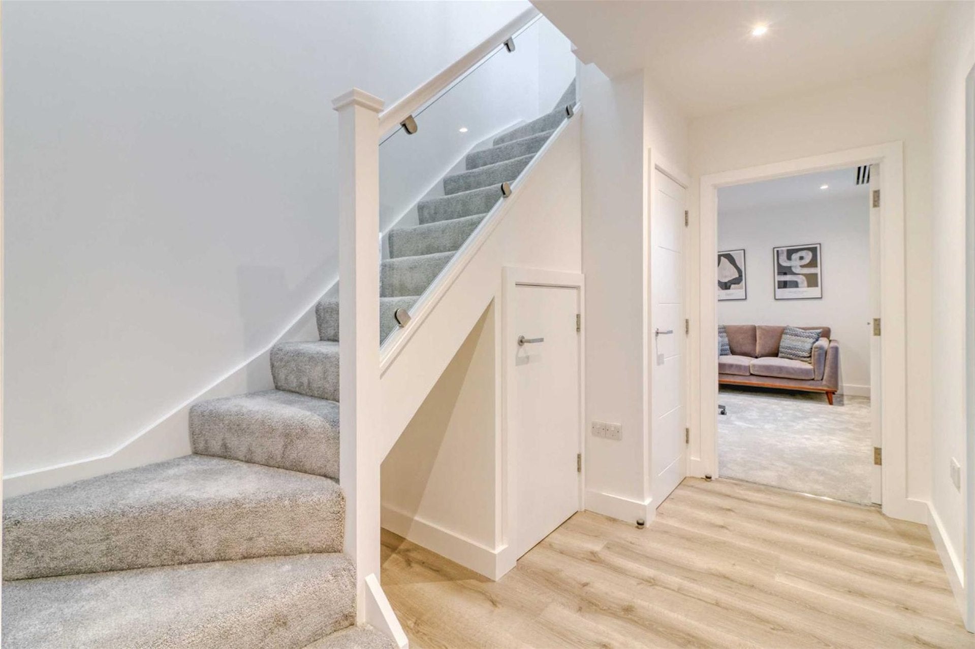 Flat Wickliffe Avenue in Greater London