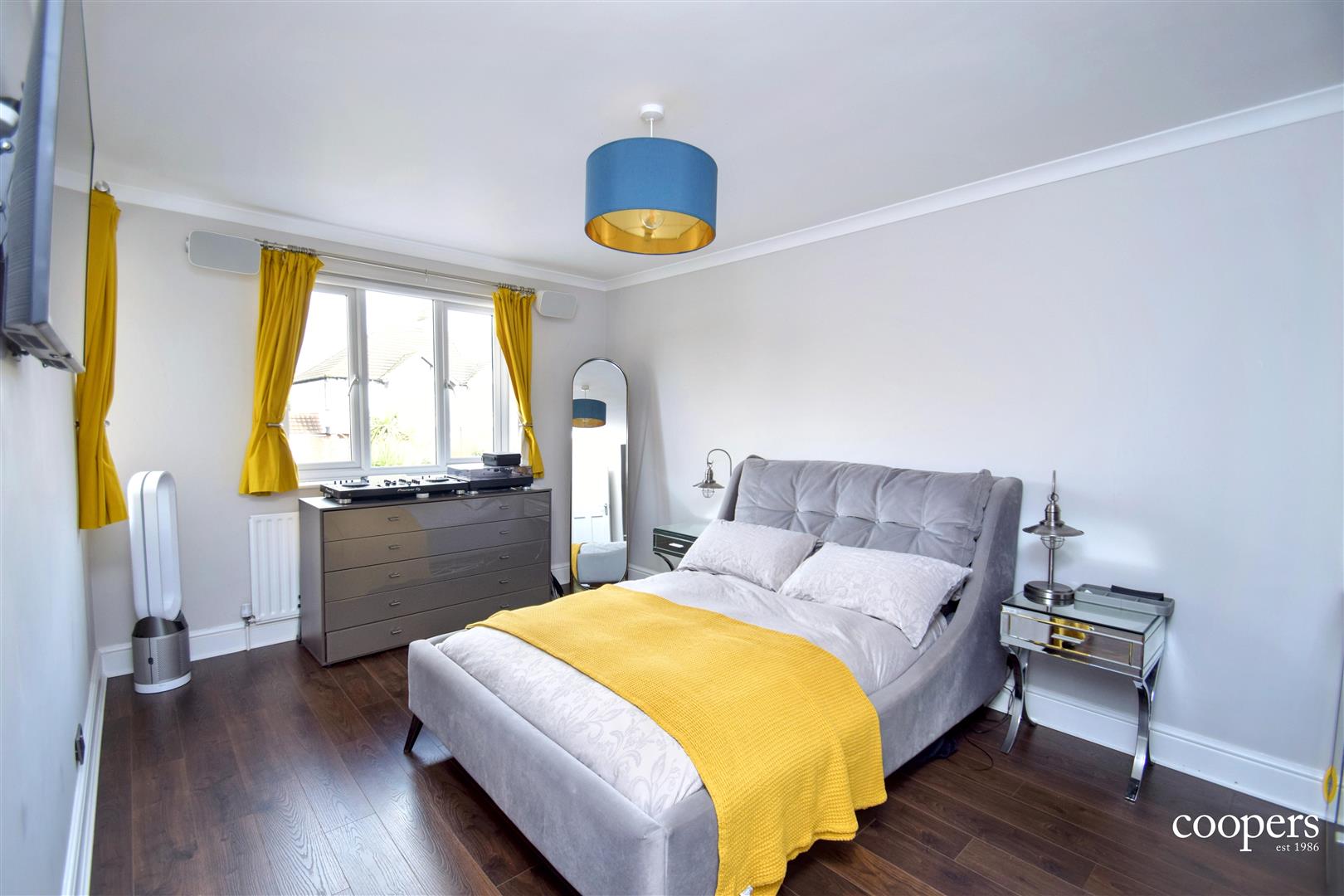 Flat Alandale Drive in Greater London