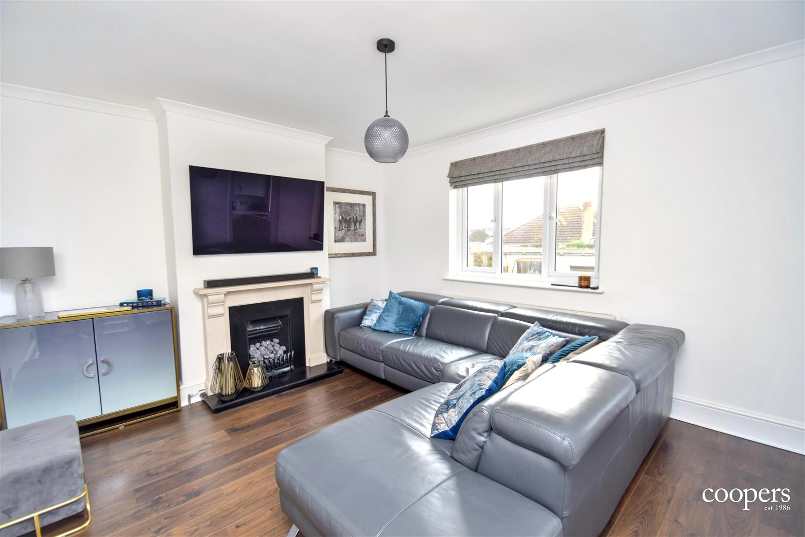 Flat Alandale Drive in Greater London
