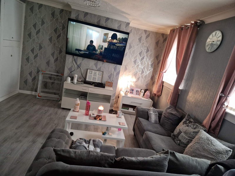 Room Hood Street in Clydebank
