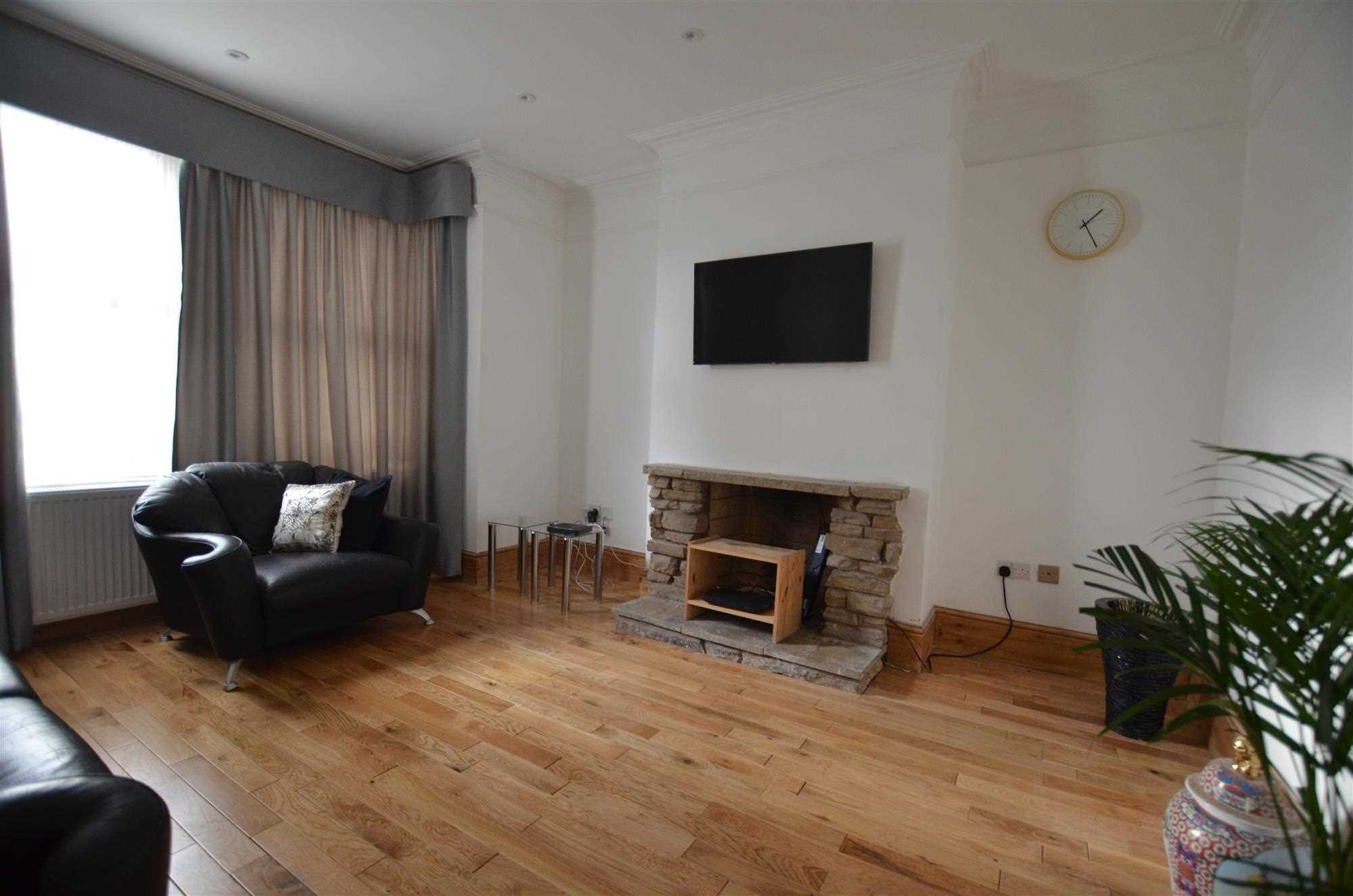 Room Briarfield Avenue in London