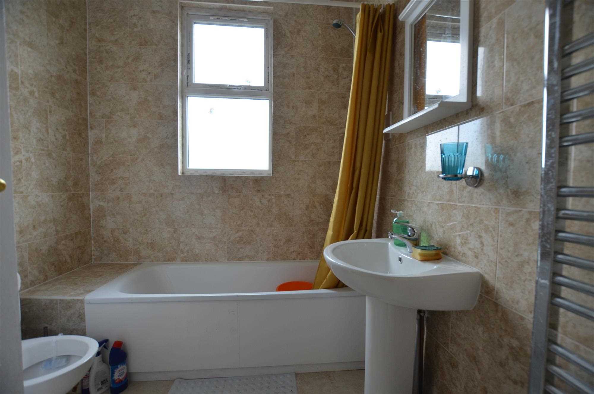 Room Briarfield Avenue in London