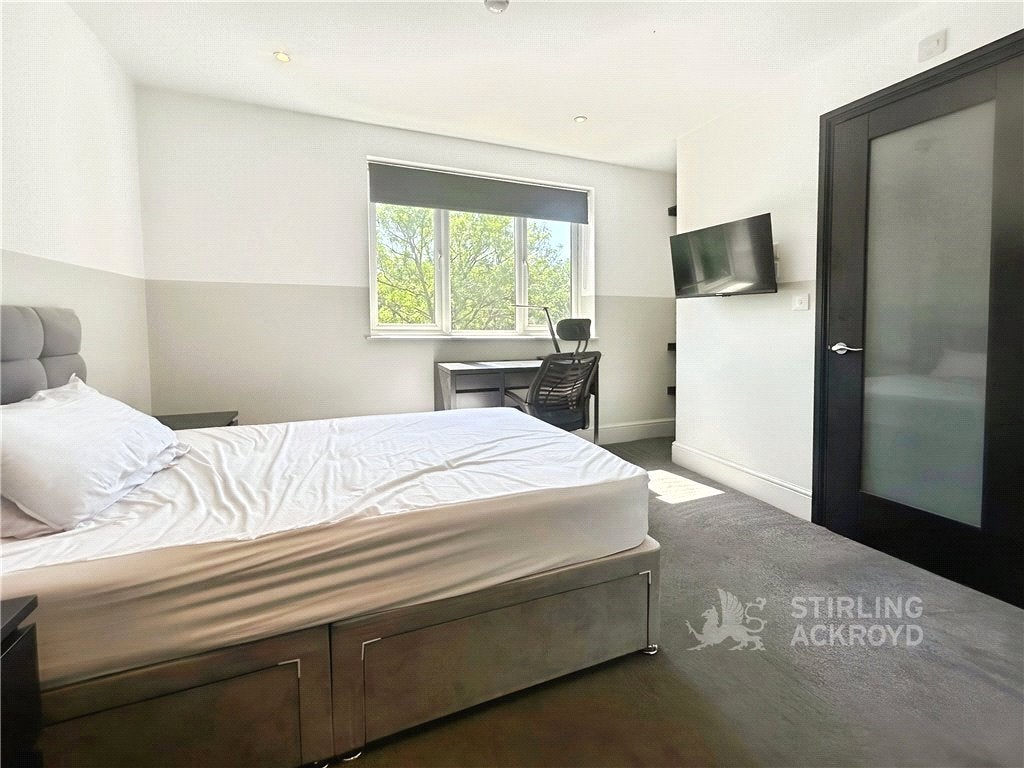 Room Weston Road in Guildford