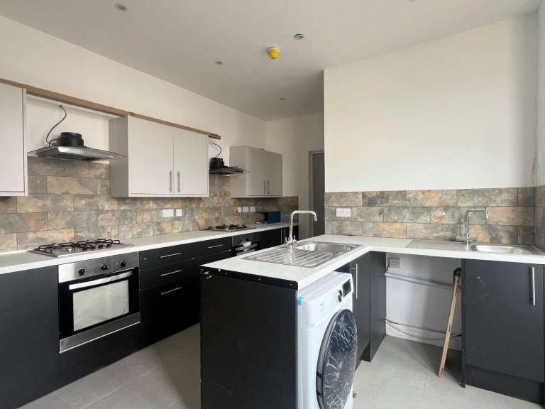 Room Avondale Road in Luton
